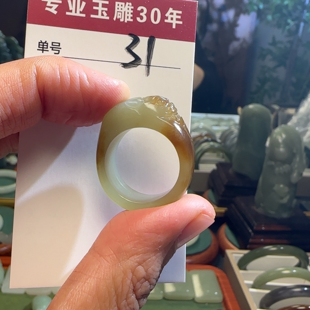 李***门和田玉未镶嵌颈饰