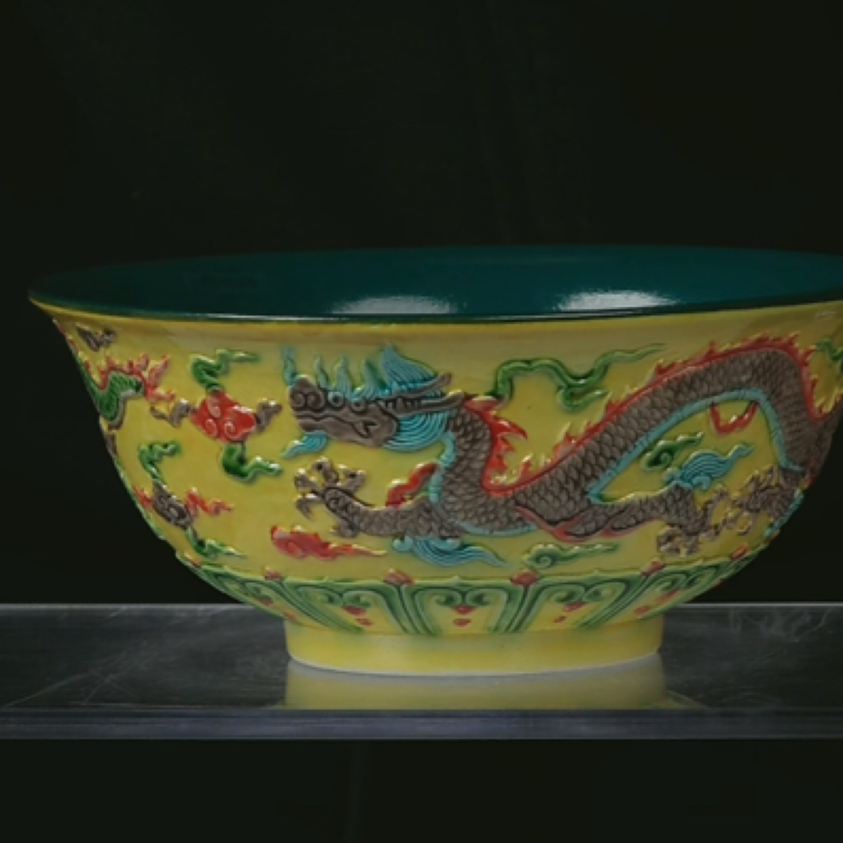 M内松石绿外黄地浮雕粉彩龙戏珠纹碗