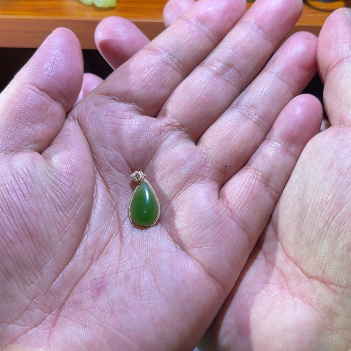 小***红和田玉（碧玉）18K金镶嵌颈饰