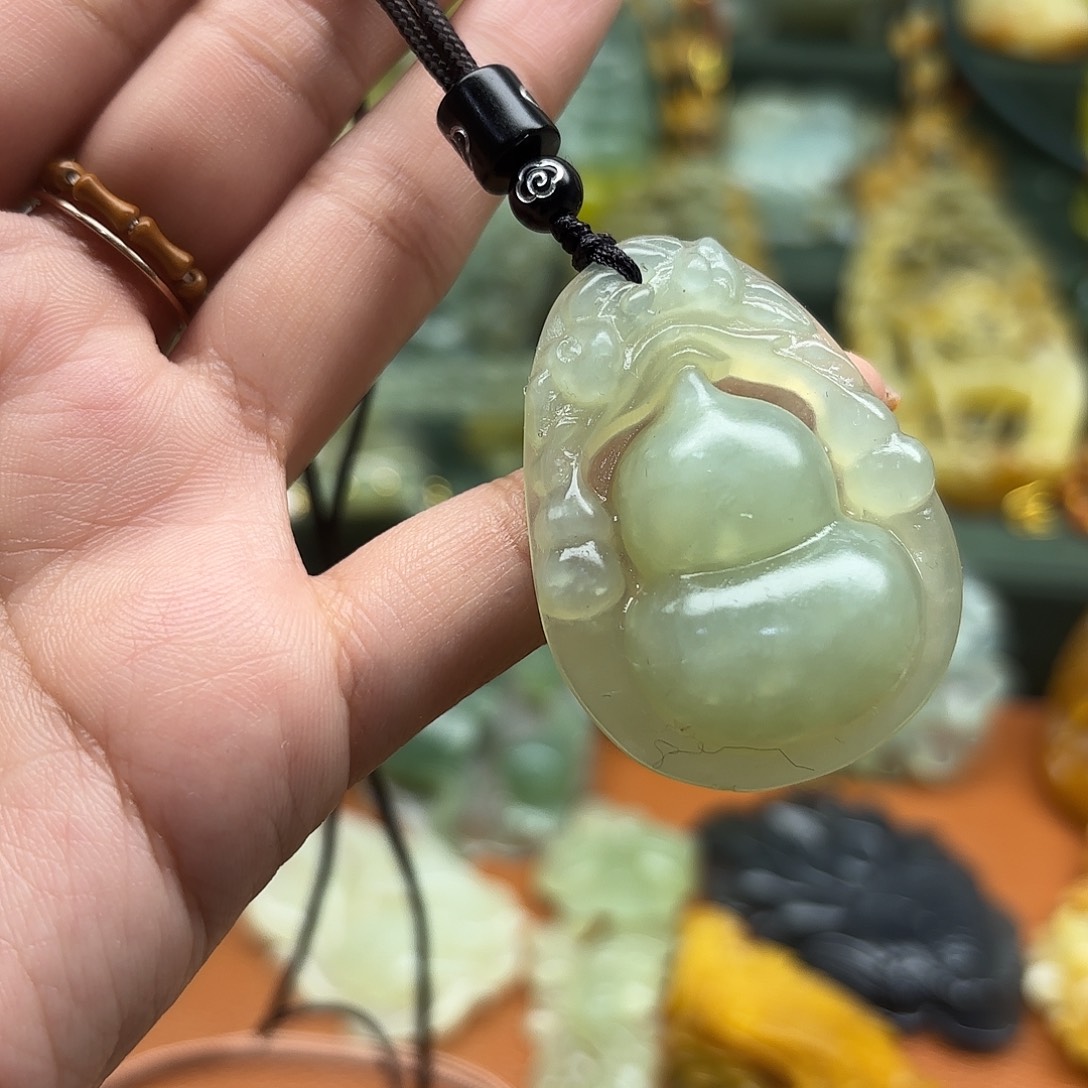 蛇纹石玉未镶嵌颈饰