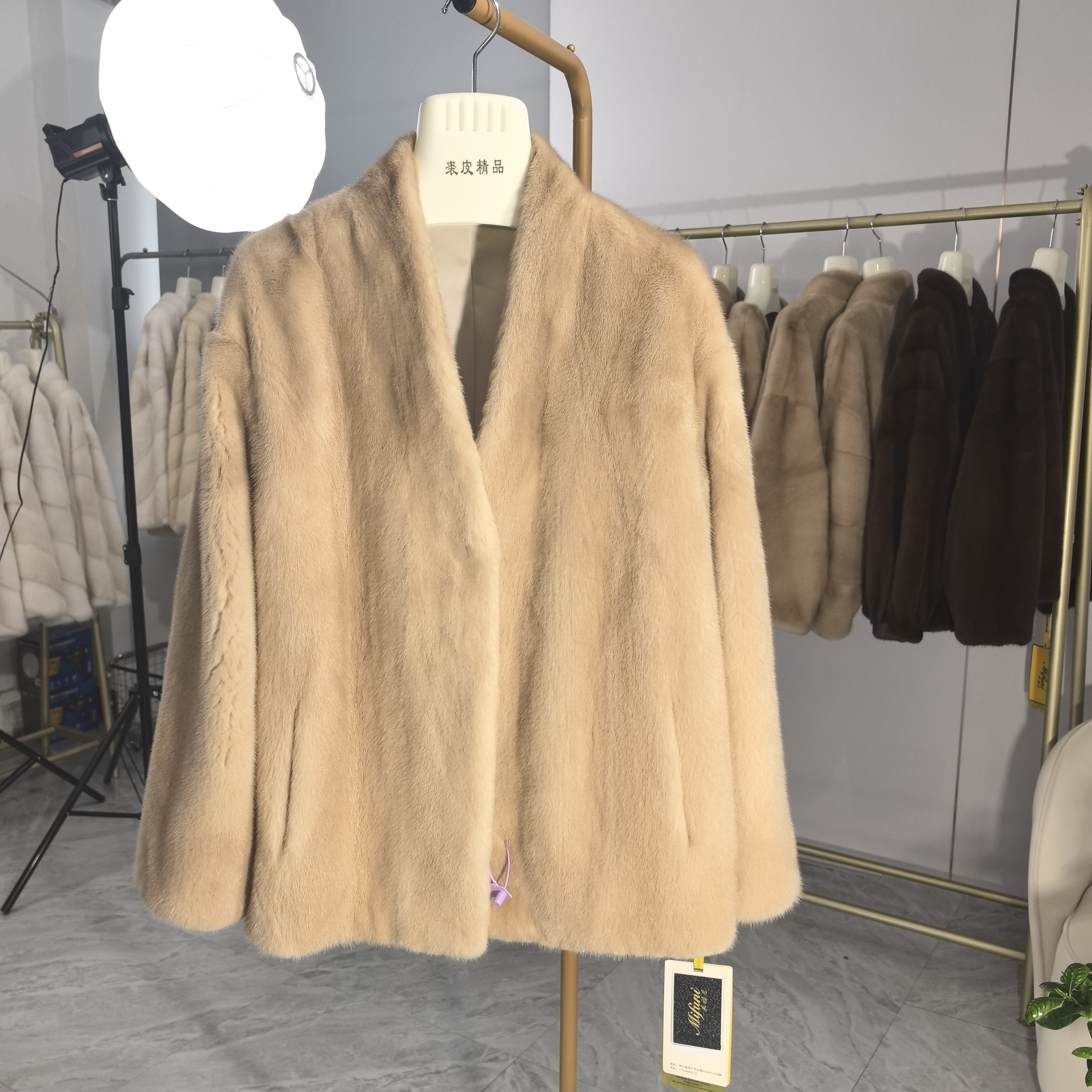 海宁丹麦进口稀有金帕斯貂小母貂本皮本色女款显瘦整貂整皮慵懒风