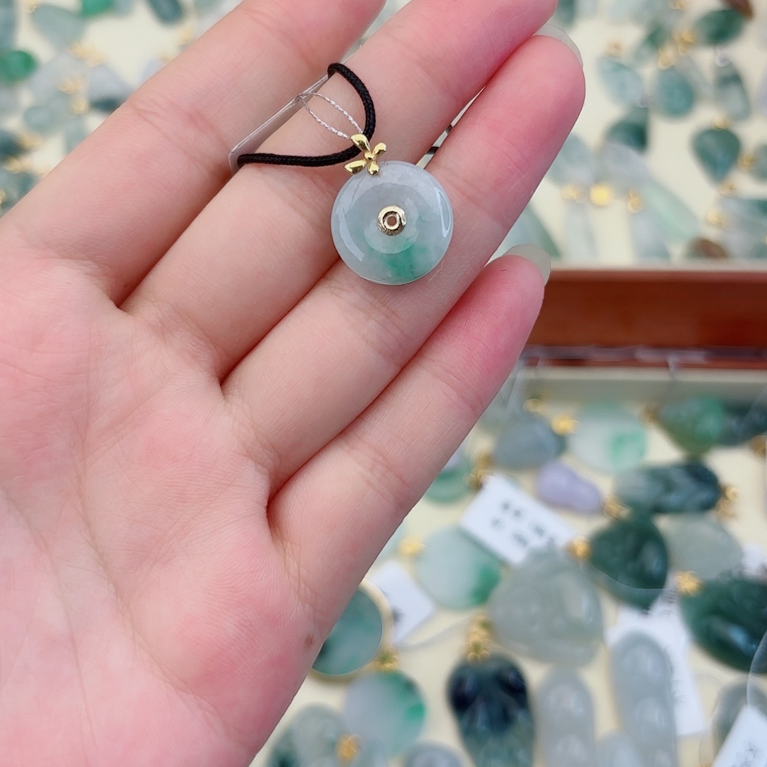 翡翠18K金镶嵌颈饰平安扣