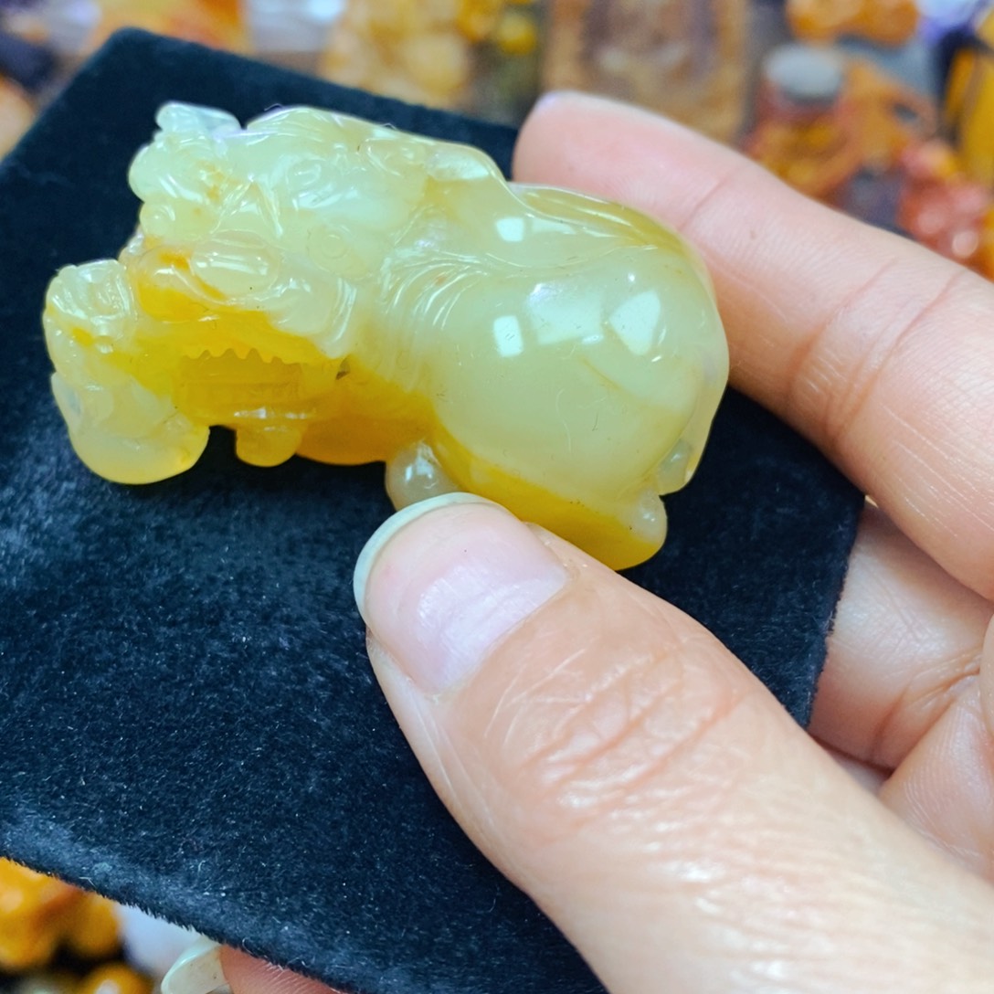 未镶嵌石英质玉（黄龙玉）颈饰