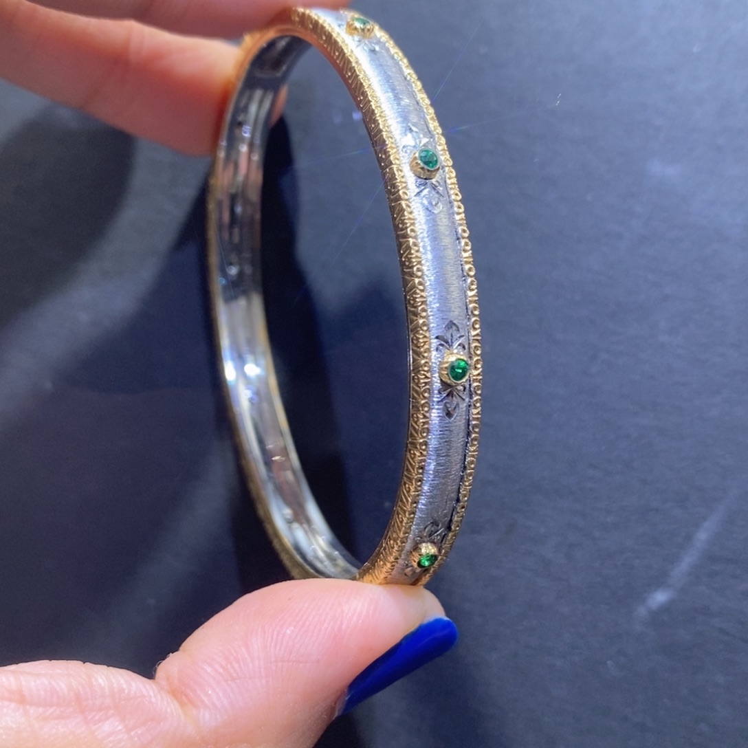 手镯钻石18K金镶嵌k黄k白祖母绿雕花手镯