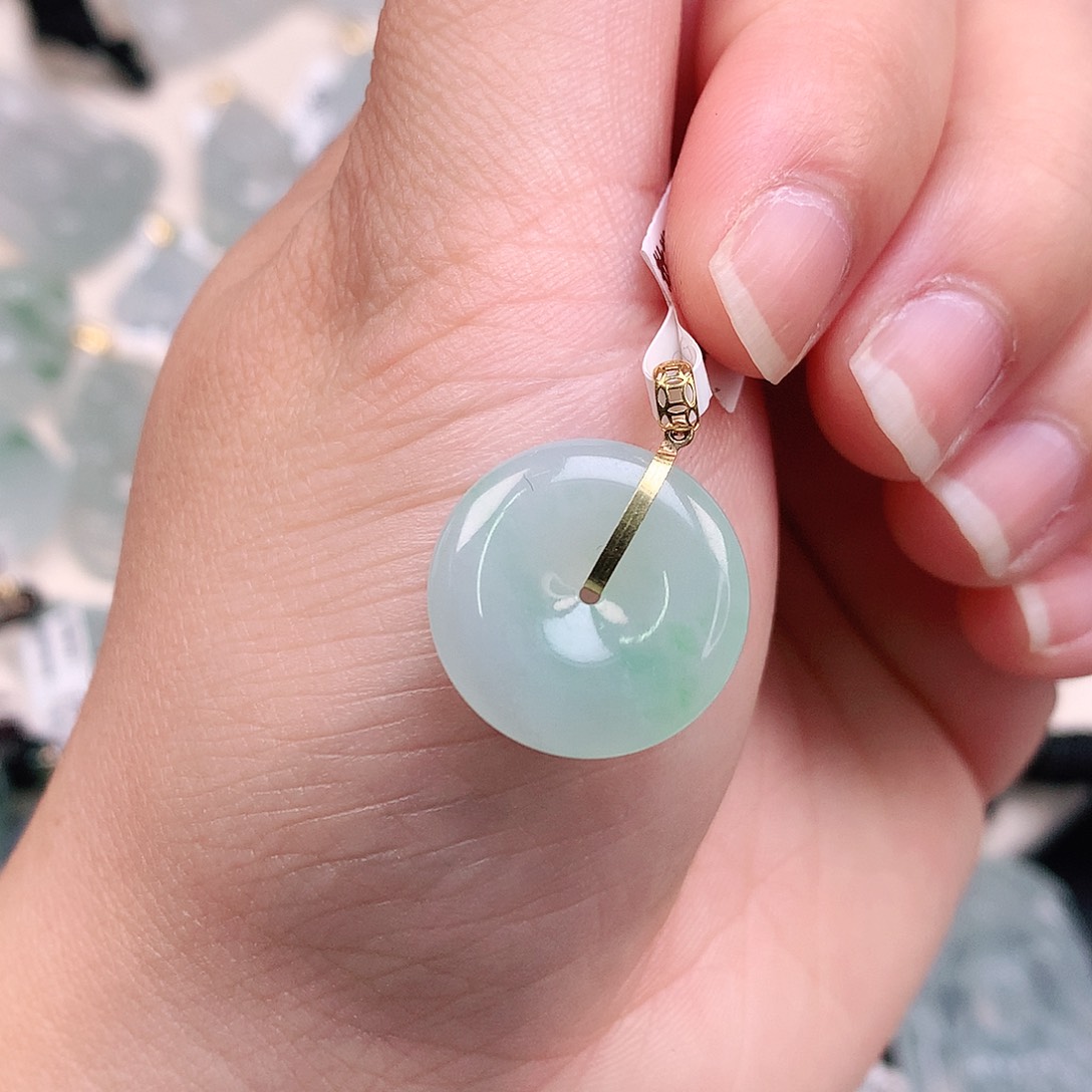 翡翠颈饰18K金镶嵌飘绿扣18*4