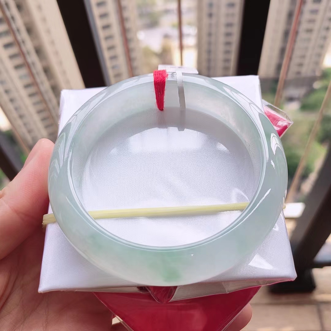 57正圈糯冰种飘花翡翠手镯，种老起双眼皮，版型好。