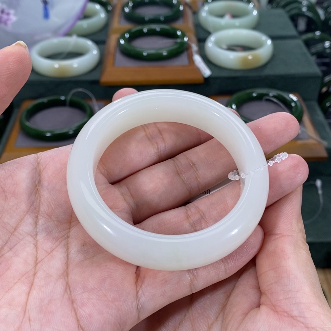 和田玉手镯未镶嵌