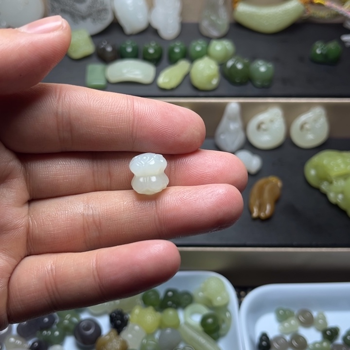 D***I和田玉未镶嵌颈饰