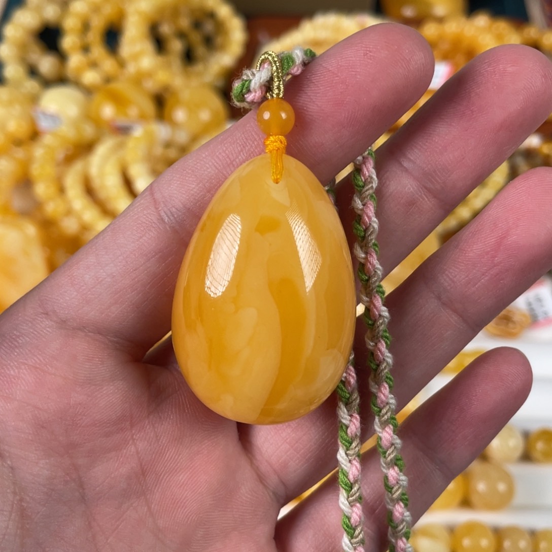 蜜蜡裸石未镶嵌水滴定制