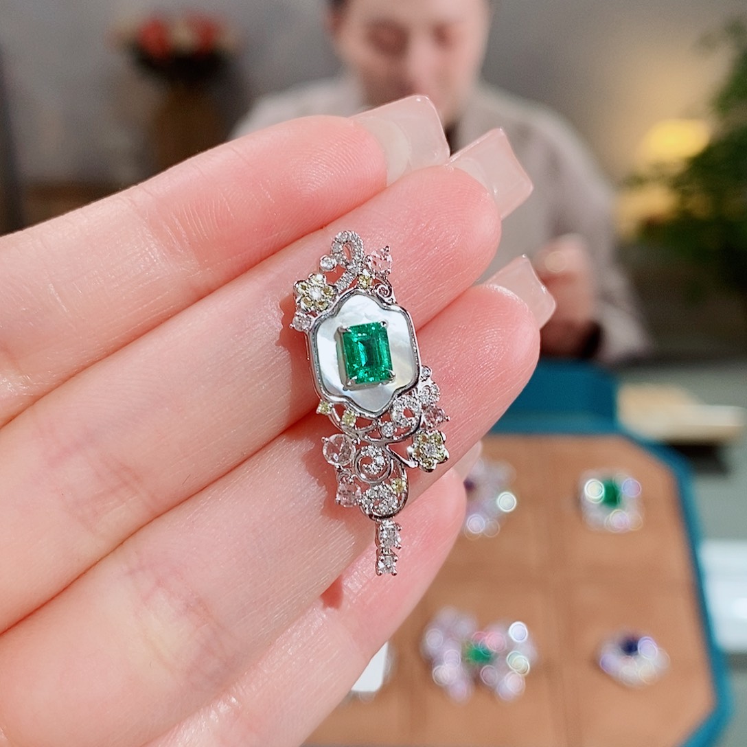 祖母绿颈饰18K金镶嵌0.4ct