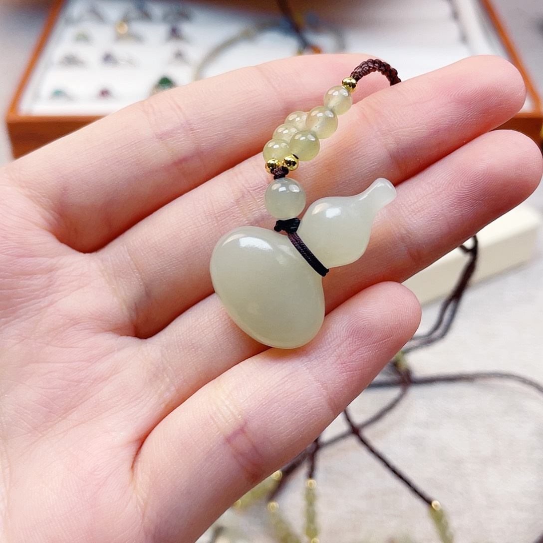 ****）和田玉未镶嵌吊坠(赠链)