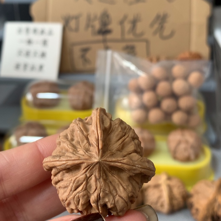 l***W吊坠文玩核桃异形单只，有瑕疵