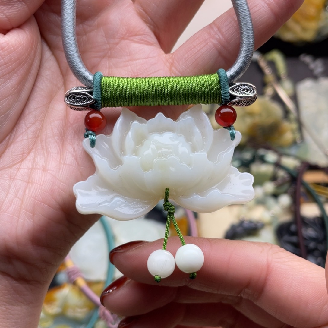 蛇纹石玉颈饰未镶嵌