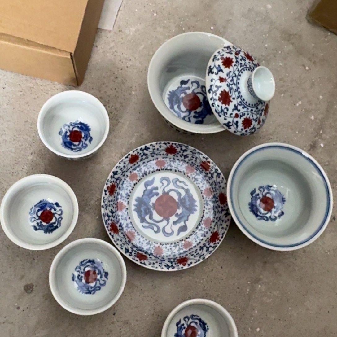 缠枝莲釉里红马蹄盖碗白瓷七斤套