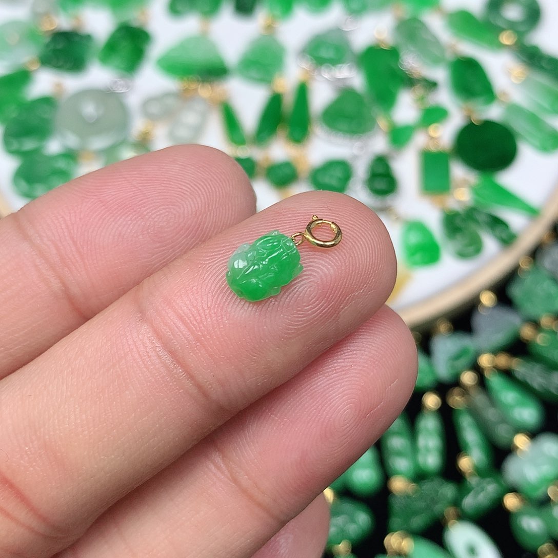 翡翠配石18K金扣 小巧精美飘阳绿小貔貅