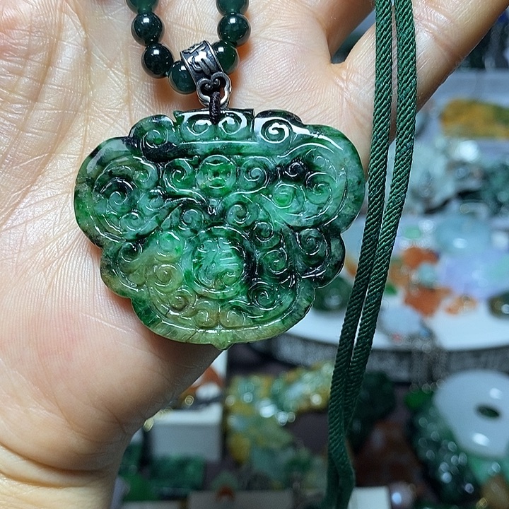 翡翠未镶嵌吊坠(赠链)