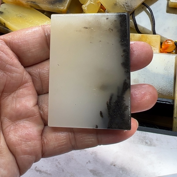 石英质玉（黄龙玉）颈饰未镶嵌淡**云