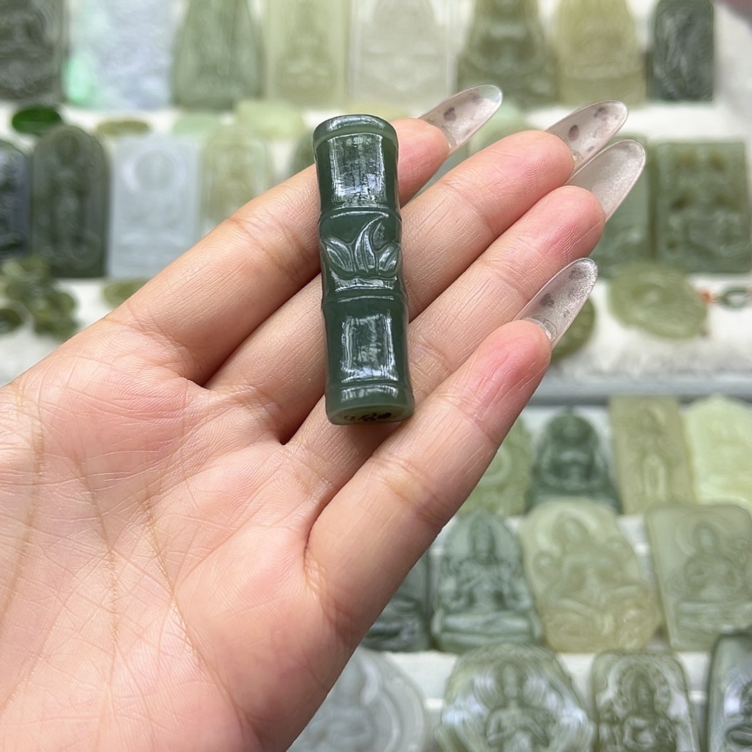 和田玉颈饰未镶嵌?****言