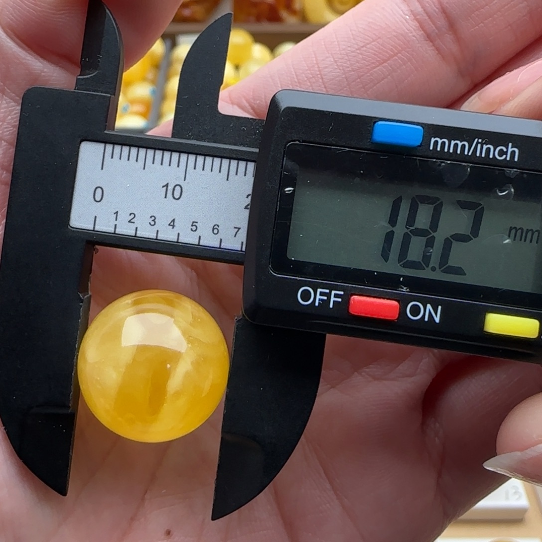 C***e蜜蜡未镶嵌裸石瑕疵飘花珠子