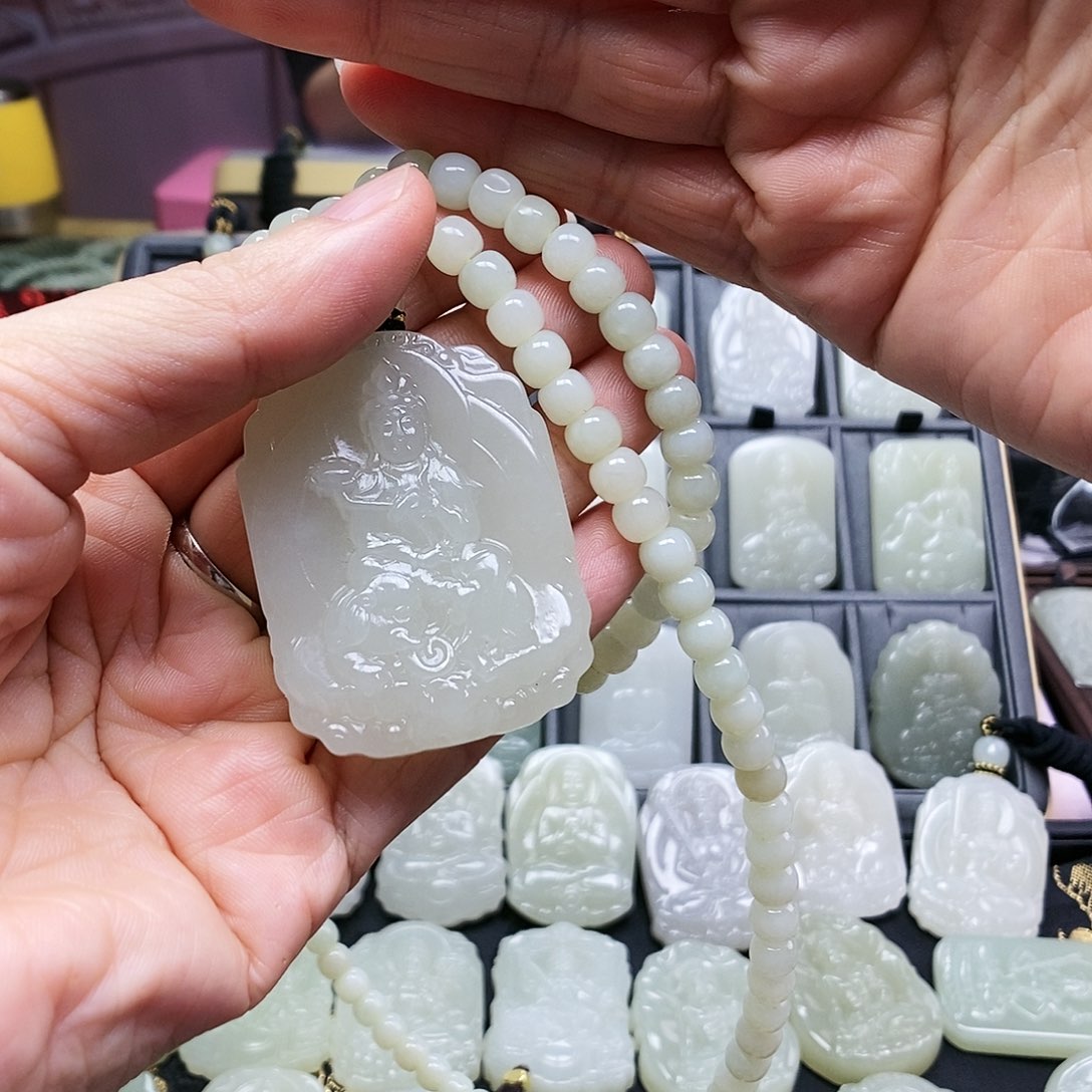 和田玉颈饰未镶嵌把**坏