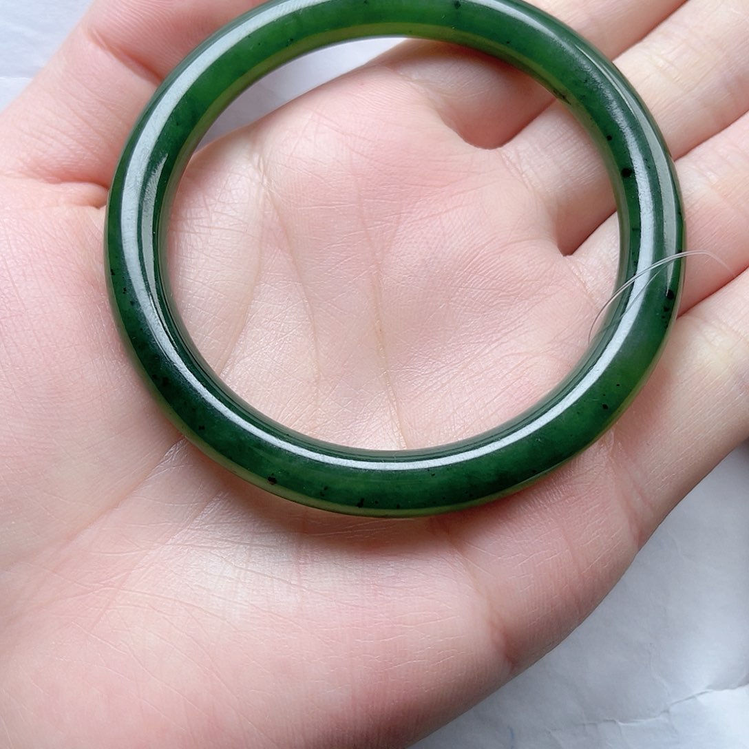 和田玉手镯55 56圈口。k k 未镶嵌