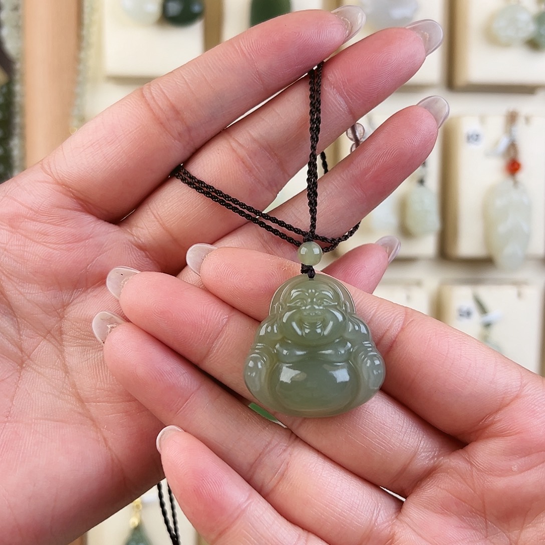 L***y和田玉未镶嵌颈饰