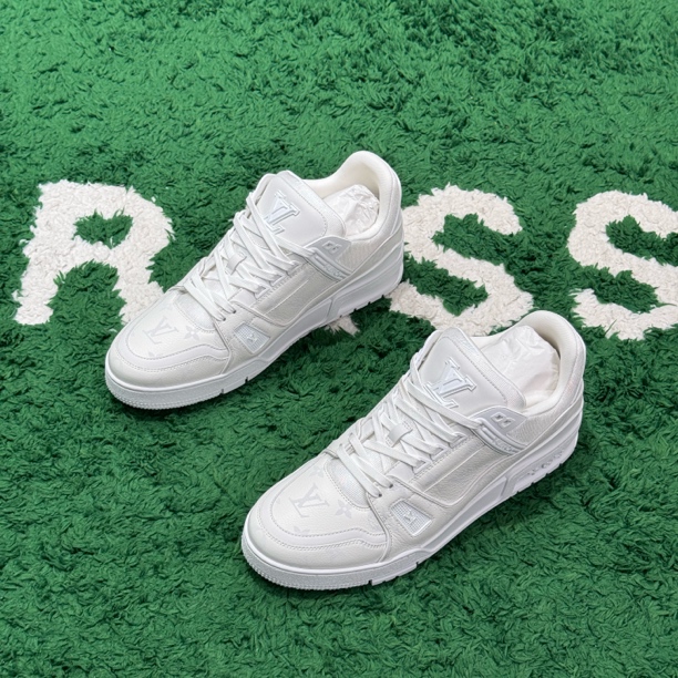 未使用 LouisVuitton/路易威登 TRAINER 浮雕白色满印 新款 44码