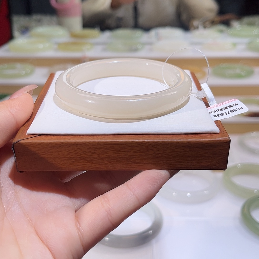 和田玉未镶嵌手镯冰粉