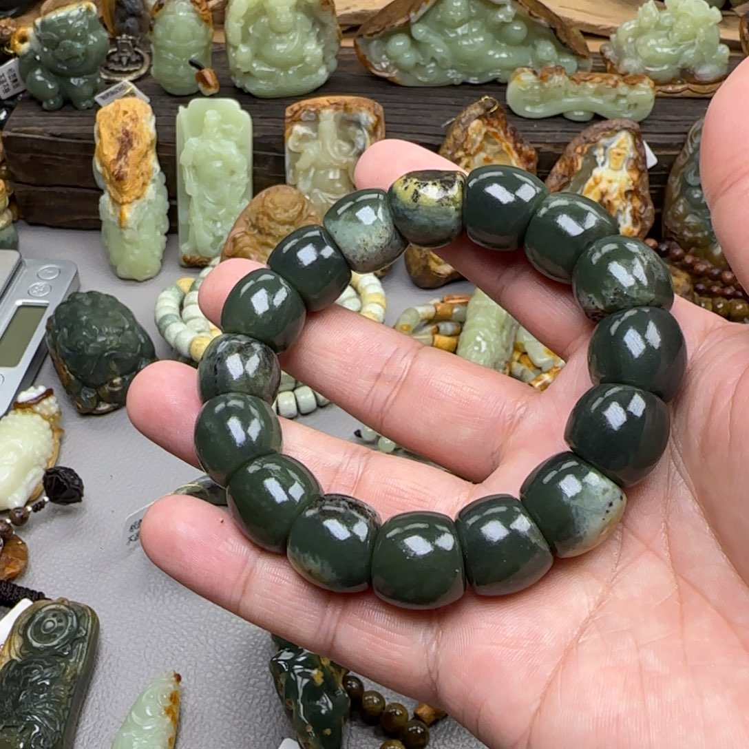 孤***鸿岫岩河磨玉（透闪石质玉）未镶嵌珠宝奇石