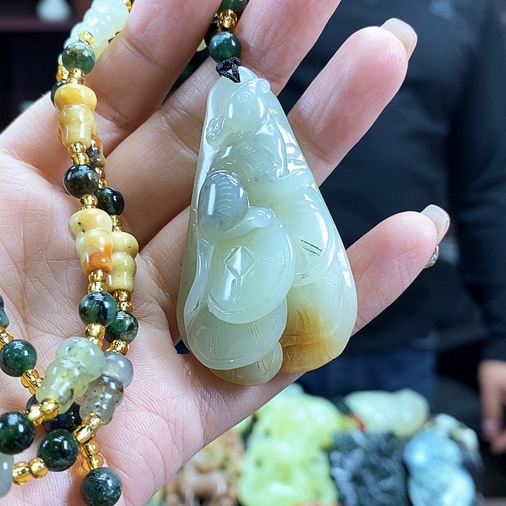 蛇纹石玉吊坠未镶嵌