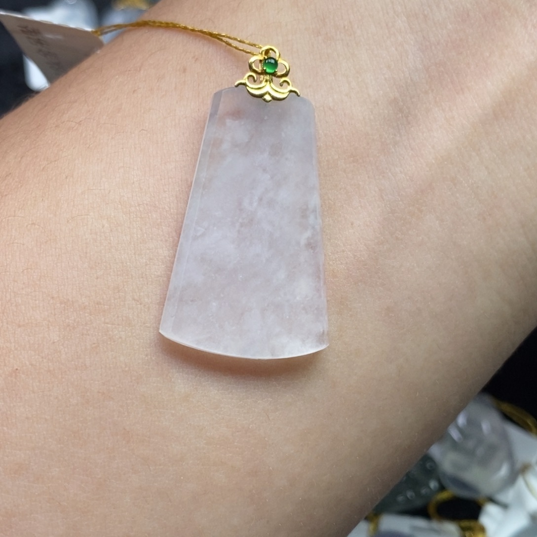 翡翠18K金镶嵌颈饰无事牌