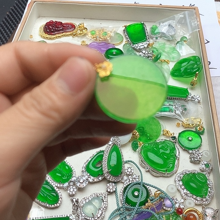 翡翠颈饰未镶嵌啊啊