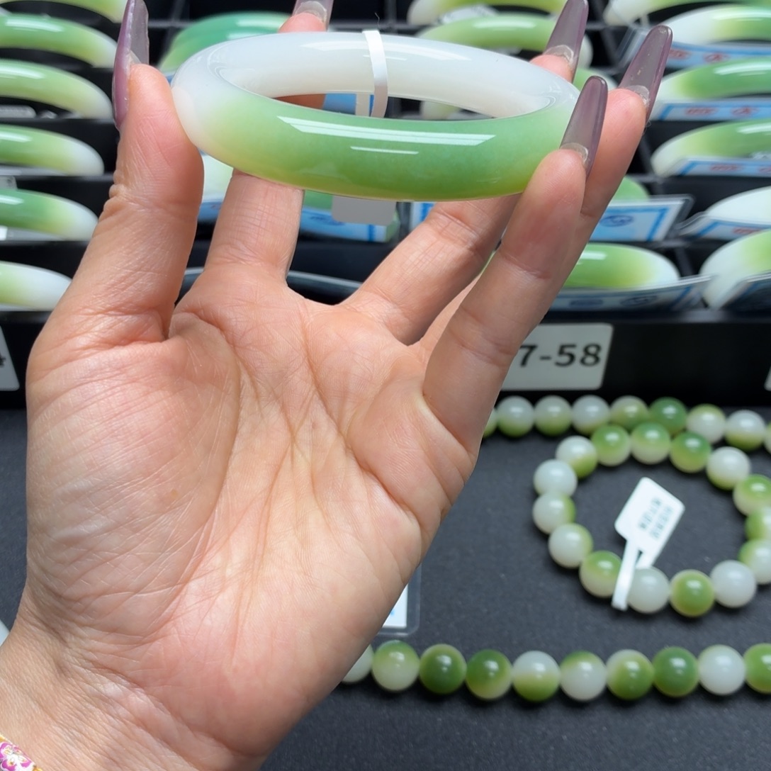 嗨****石英岩玉未镶嵌手镯