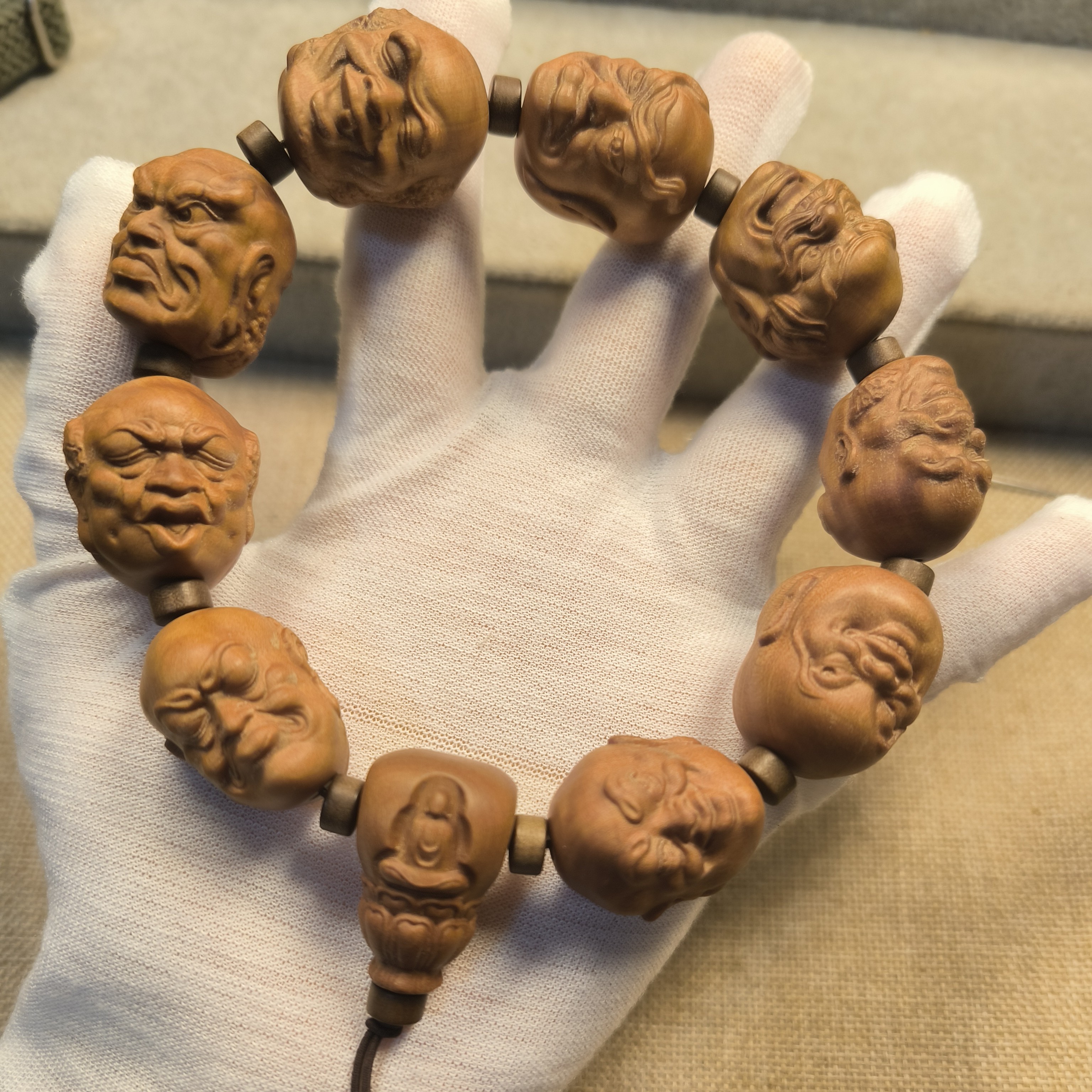 印度正区迈索尔老山檀奶香味十八罗汉雕刻手持手串4*7药片隔手串