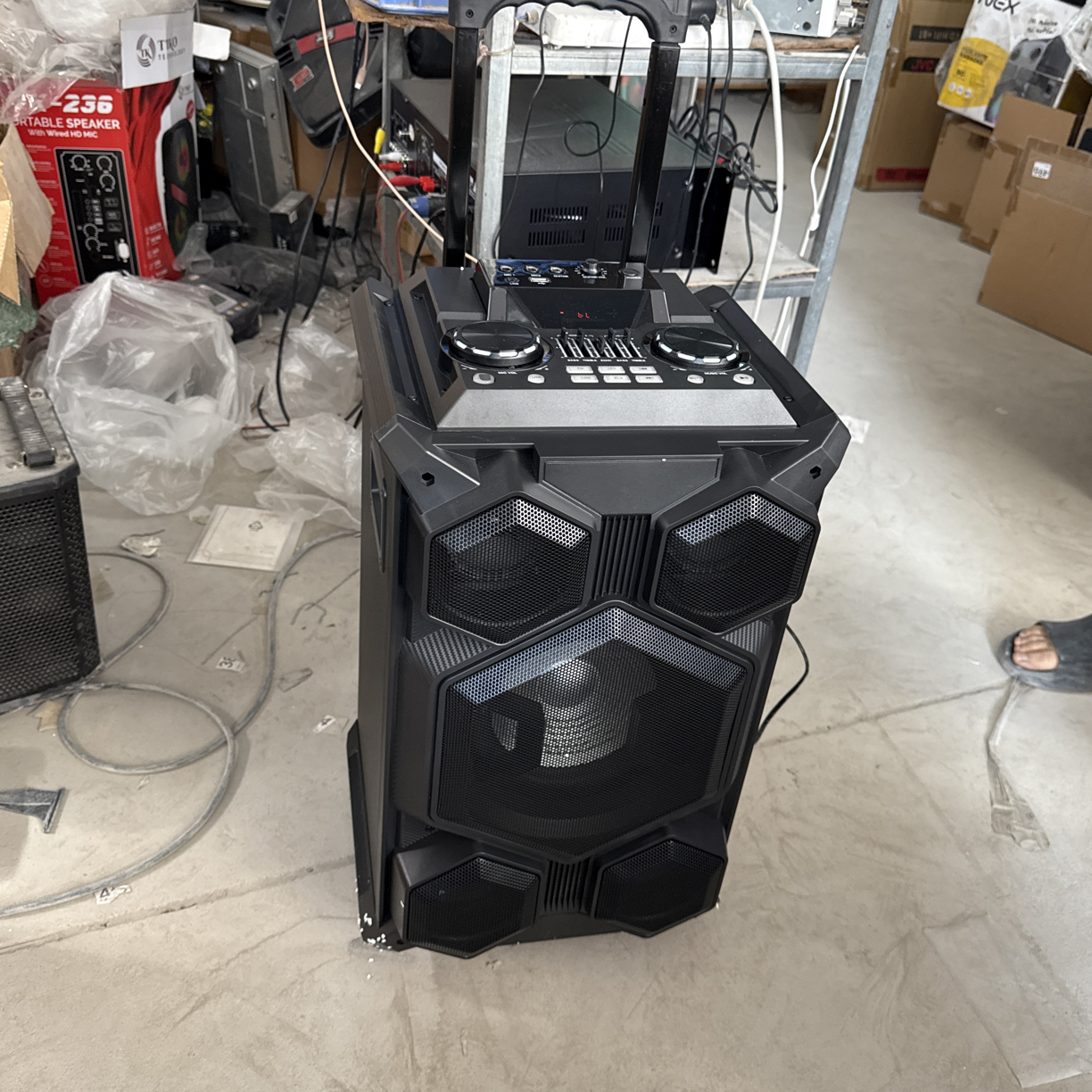 9新  8寸音响没有内置电池，不包邮，不带话筒