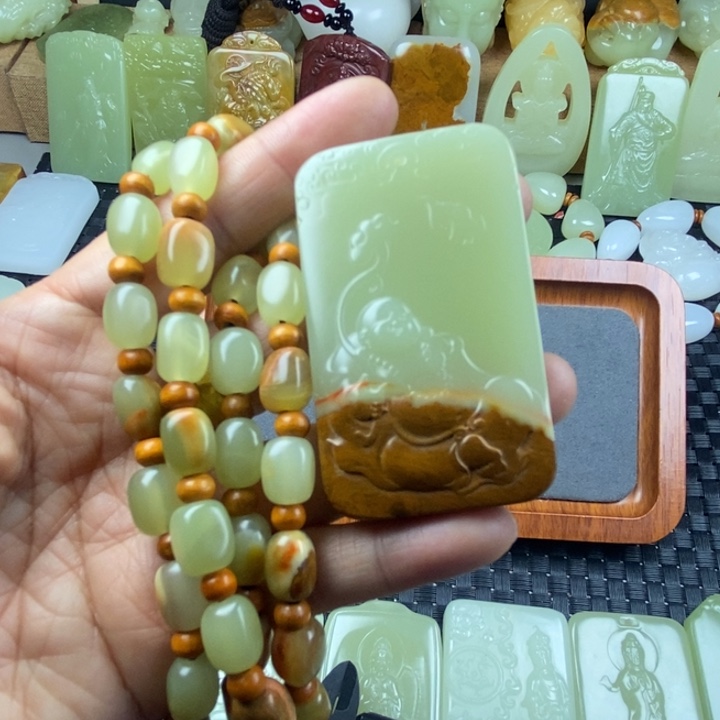 昆仑料俏色大肚佛