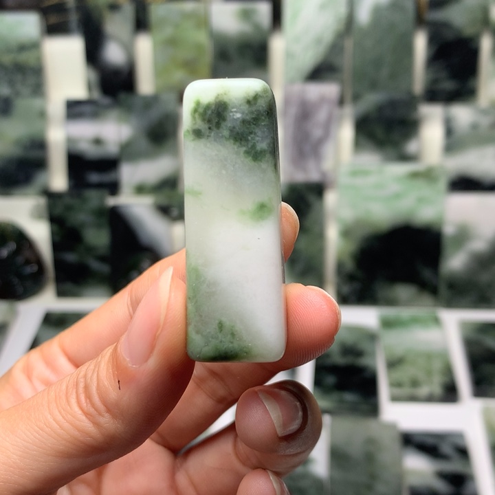 独山玉颈饰未镶嵌