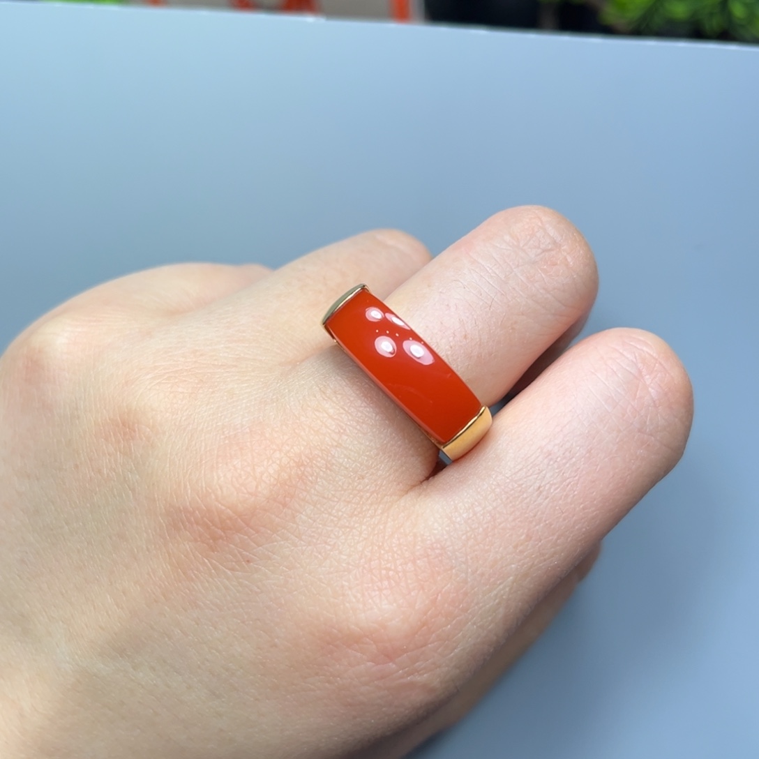 南红玛瑙柿子红马鞍戒指18K金镶嵌