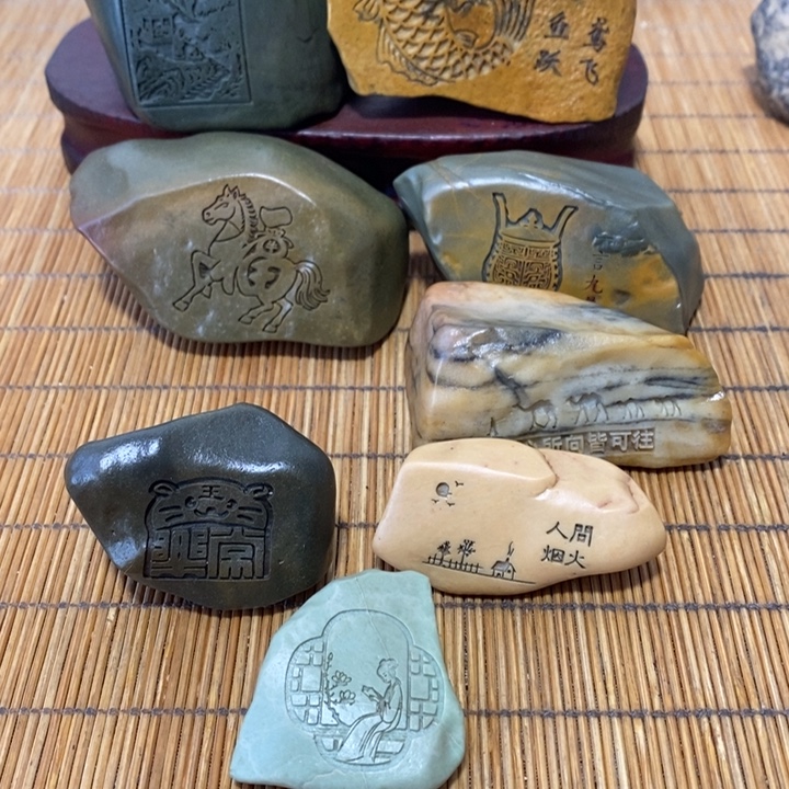 诺***敦原石雕刻工艺品手把摆件