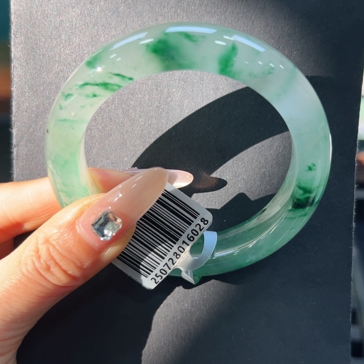 甜***4石英质玉（非洲翠）未镶嵌手镯