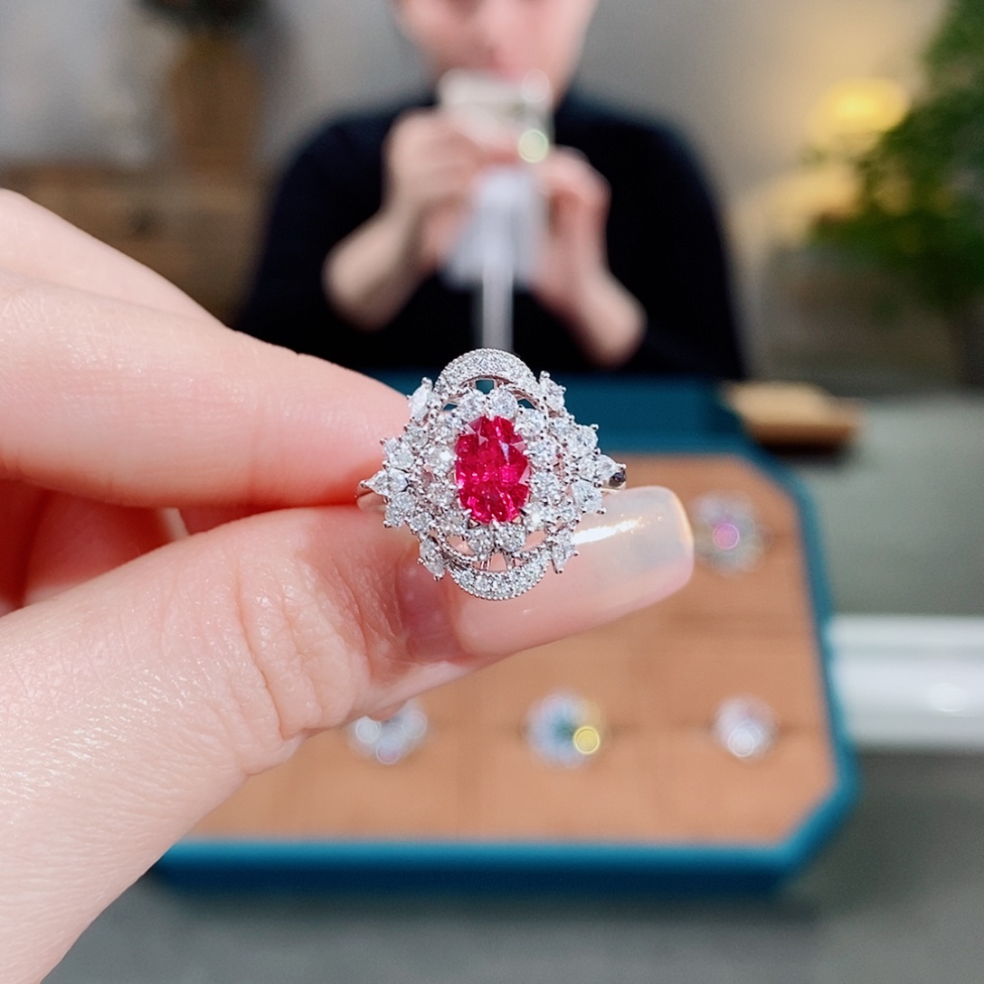 红宝石戒指18K金镶嵌1.06ct无烧鸽血红吉尔德