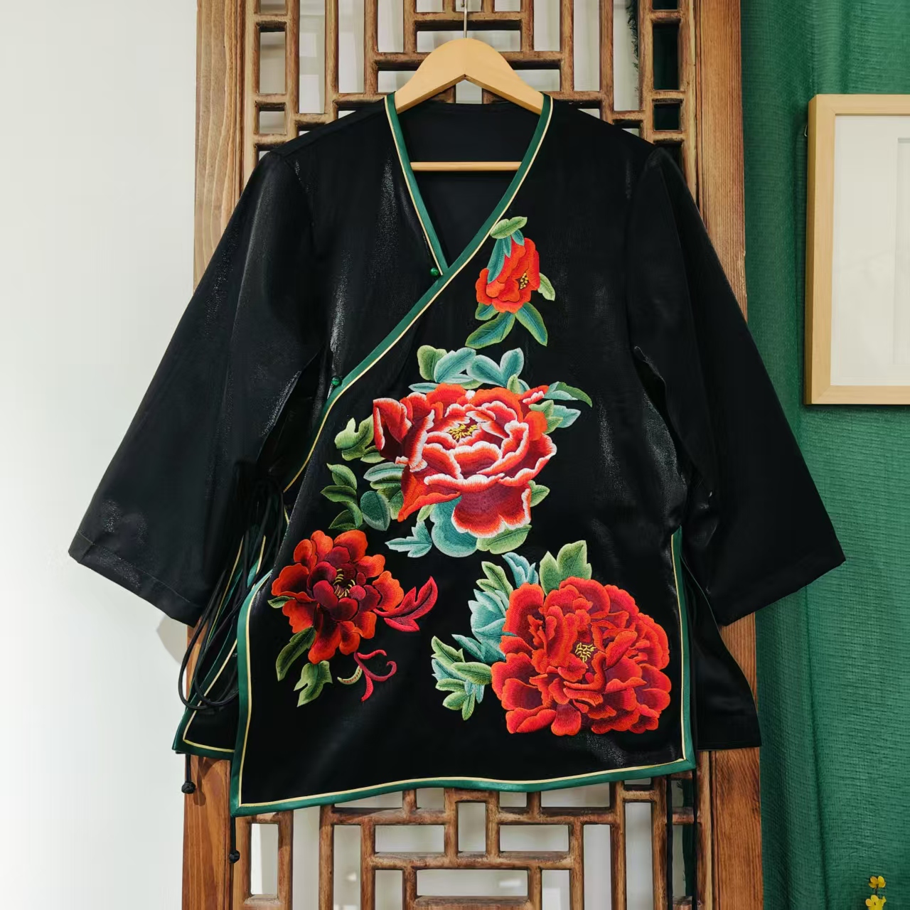 凤徕兮私人定制黑色光板牡丹花刺绣斜襟系带绿包边上衣（LS535-4）
