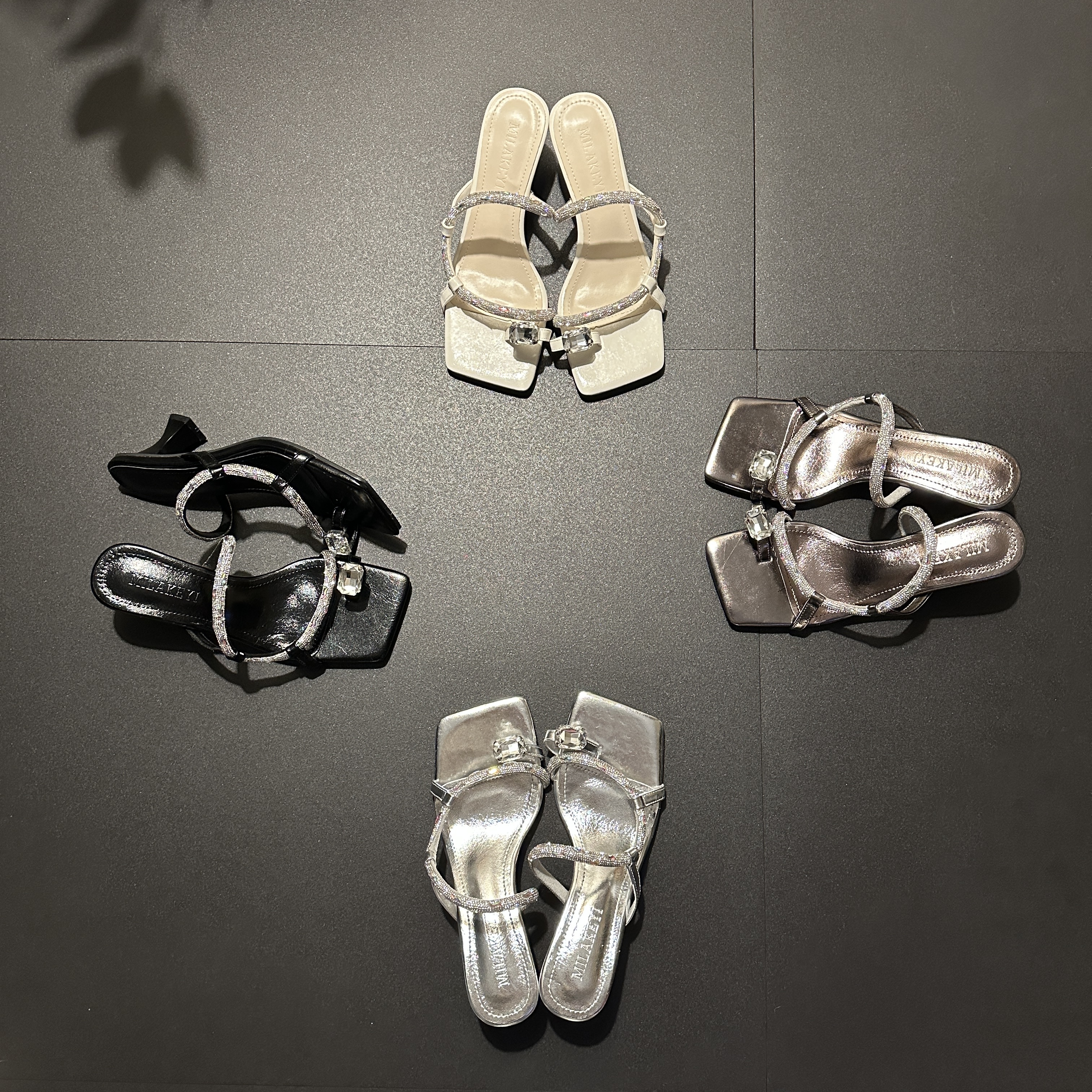 2025年夏季新款法式水钻装饰爆款舒适百搭方头夹趾高跟外穿凉拖