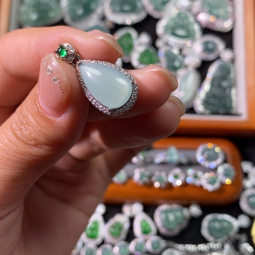 【闪购商品】翡翠颈饰未镶嵌天然