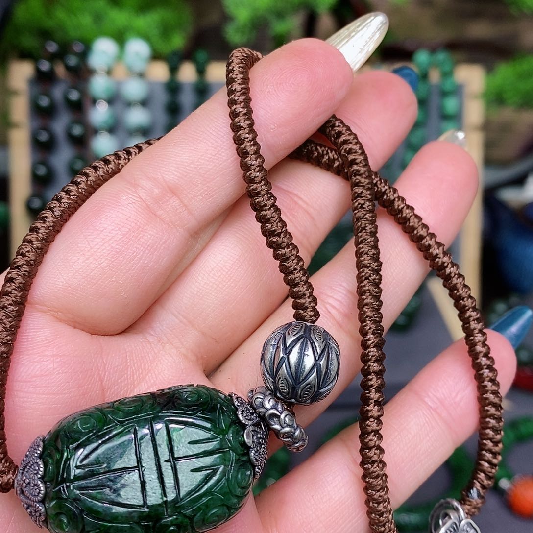 翡翠颈饰未镶嵌漂亮美眉