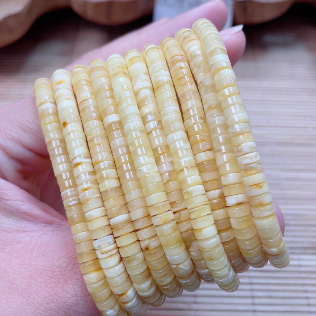 蜜蜡未镶嵌裸石多样性发其中一个