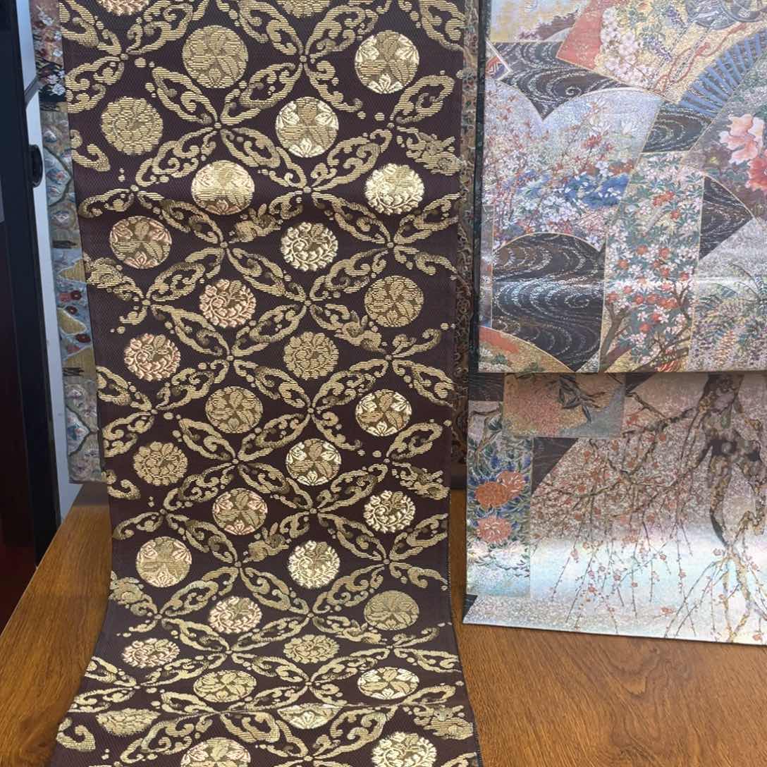 织绣咖色底轮奈织