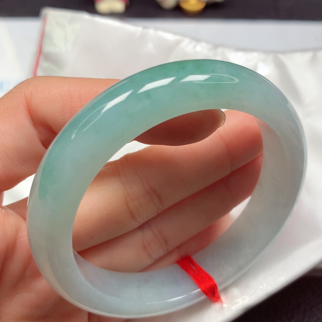 翡翠未镶嵌手镯冰胶细腻蓝胶底半山水飘花5556微瑕