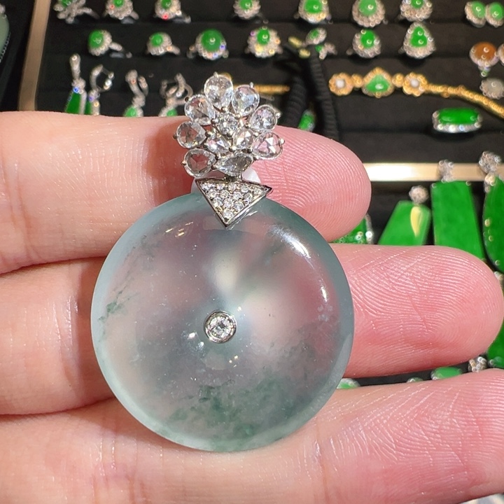 颈饰18K金镶嵌翡翠