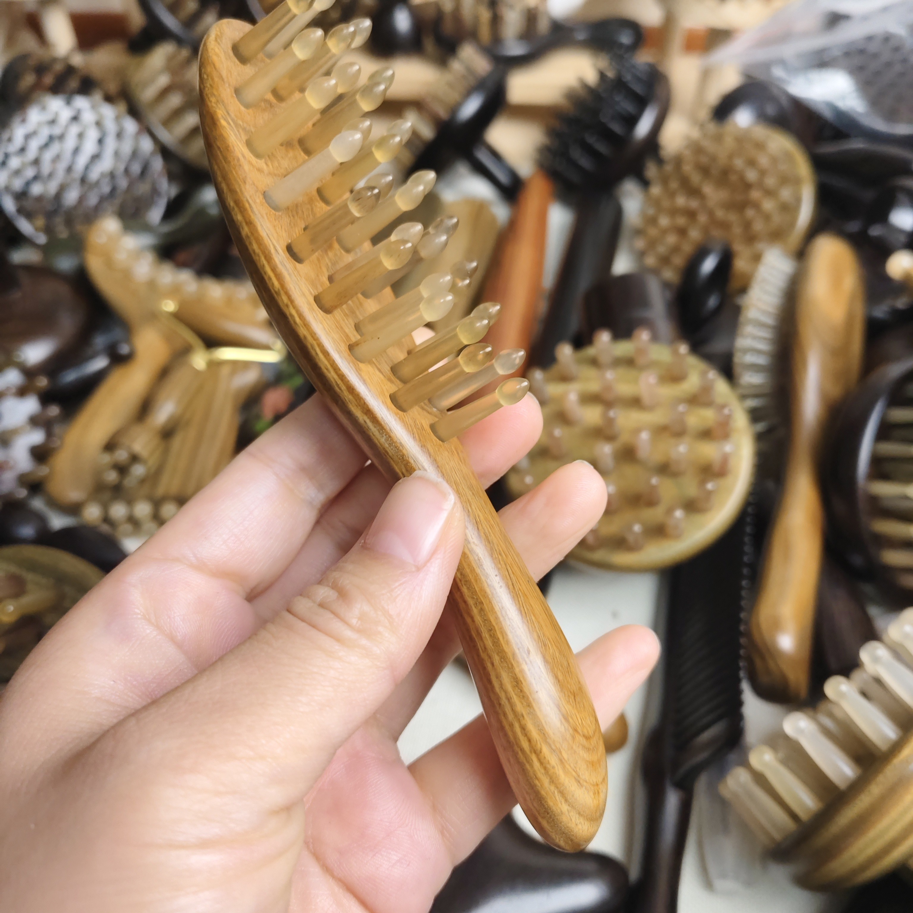 绿檀羊角30齿按摩梳子